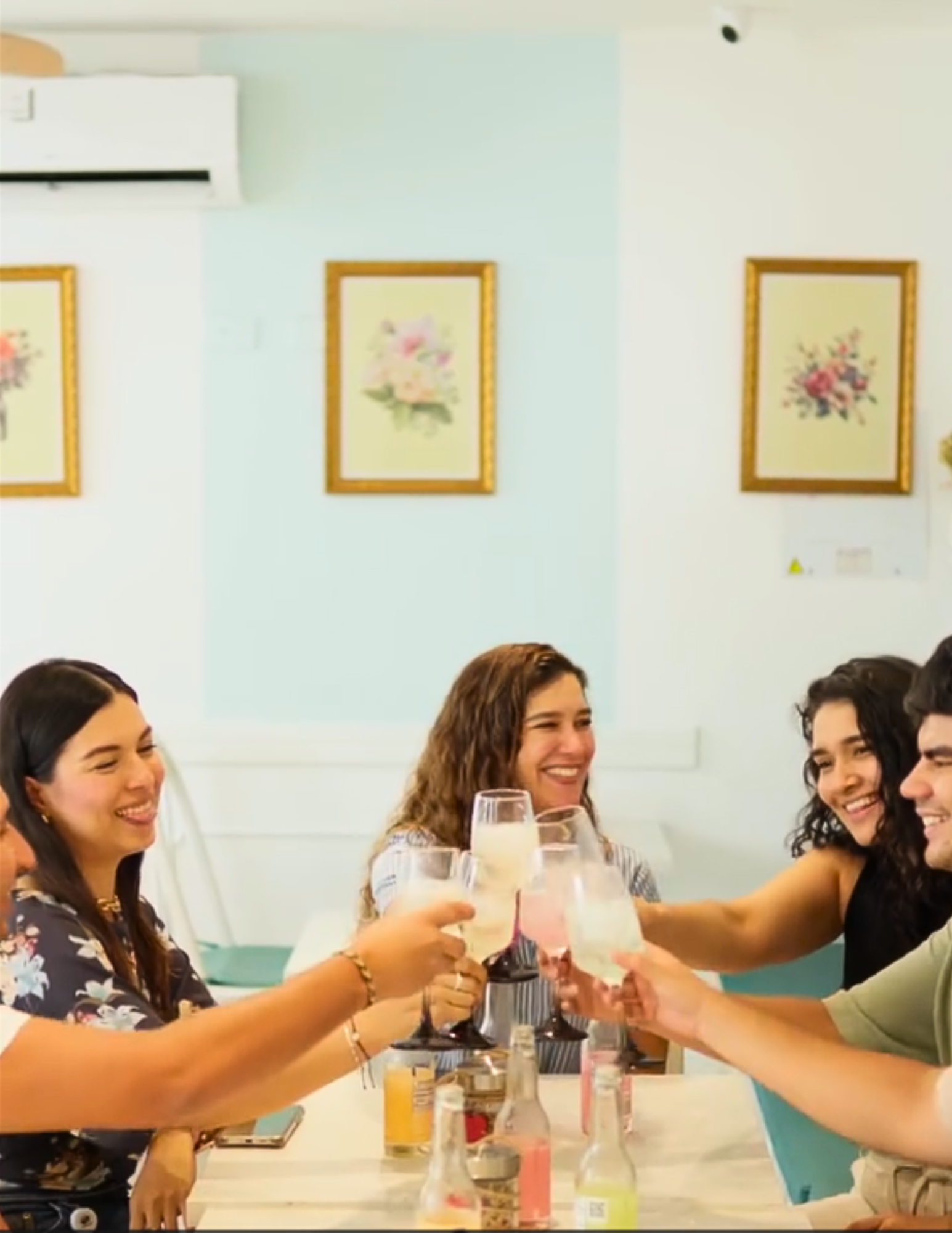 Grupo de amigos brindando con bebidas en el Café Restaurante Della Nonna en Bucaramanga.