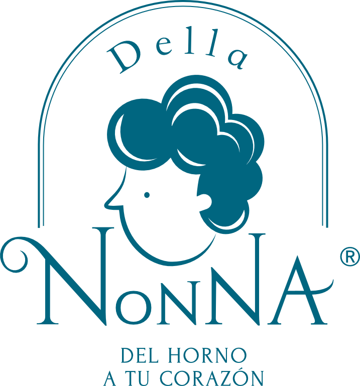 Logo de Della Nonna Café en color azul petróleo, con el perfil de una abuela y el eslogan "Del horno a tu corazón".